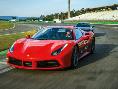 Cadeaubon 8 rondes als piloot in een Ferrari, Lamborghini of Porsche op het Circuit Geoparc