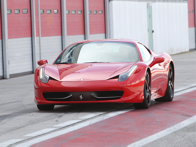 1 giro su una Ferrari 458 sul Circuito Internazionale di Busca in Piemonte