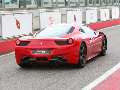 Cofanetto 3 giri su una Ferrari 458 con video sul Circuito Internazionale di Busca in Piemonte