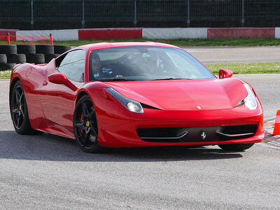 Cofanetto 2 giri su una Ferrari 458 sul Circuito Internazionale di Busca in Piemonte