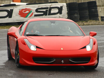 1 giro su una Ferrari 458 con video sul Circuito Internazionale di Busca in Piemonte