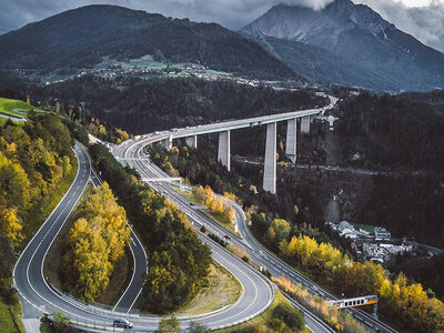 1 Bungy-Sprung von der 192 Meter hohen Europabrücke in Tirol