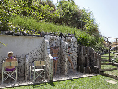 Cofanetto Ingresso al parco termale Fonte delle Ninfe Nitrodi a Ischia con massaggio e terrazza privata per 2