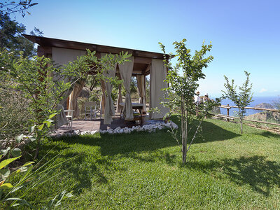 Cofanetto regalo Ingresso al parco termale Fonte delle Ninfe Nitrodi a Ischia con massaggio e terrazza privata per 2