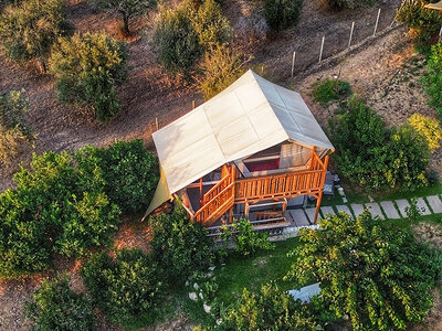 Cofanetto regalo Glamping in Sicilia: 1 notte con tour dell’azienda e idromassaggio con drink al tramonto