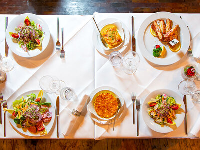 Cofanetto Romantica cena tradizionale con vino al famoso ristorante Gifthüttli di Basilea