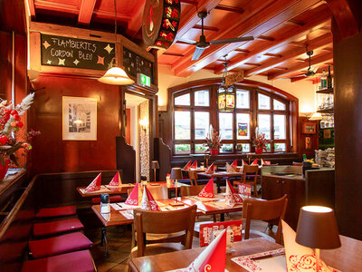 Repas traditionnel avec vin au célèbre restaurant Gifthüttli à Bâle