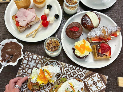 Caja ¡De Brunch en A Coruña!: menú salado y dulce para 2 personas en Hotel Plaza 4*