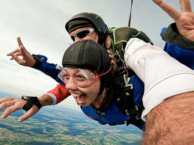 Cofanetto regalo Skydive sulla Foresta Nera con paracadutismo in tandem a Merdingen per 1 persona