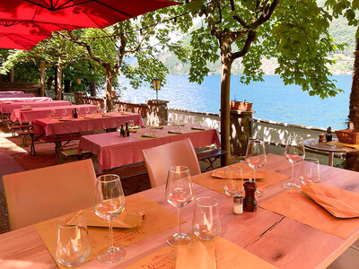 Repas traditionnel en auberge rustique en Suisse