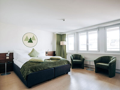 Geschenkbox Romantischer Aufenthalt in einem Zimmer mit Aussicht, mit Dinner und Prosecco für 2 Personen in Thun