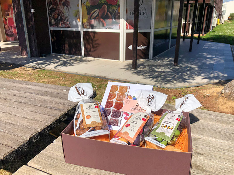 Assortiment de plaisirs fruités et chocolatés livré chez vous