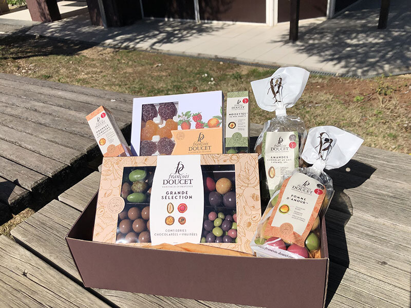 Gourmandise à domicile : coffret de chocolats et de friandises provençales
