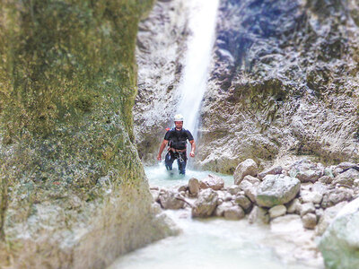 Geschenkbox Mit Freude in den Abgrund: Einsteiger-Canyoning für 1 Person