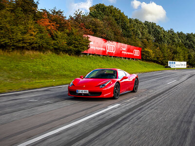 3 omgange på racerbane som co-driver i Ferrari 458 Spider