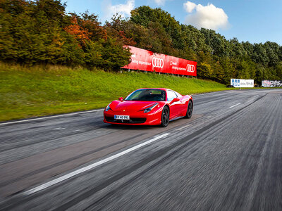 4 varv på racerbana som andreförare i Ferrari 458 Spider för 1