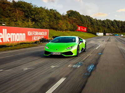 4 varv på racerbana som andreförare i Lamborghini Huracan för 1