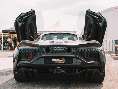 Cofanetto 1 giro alla guida di una McLaren Artura Performance presso l'Autodromo del Mugello