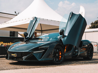 Cofanetto regalo 1 giro alla guida di una McLaren Artura Performance sul Circuito Varano de' Melegari