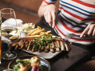 Presentbox Vinmiddag för 2 på Två Feta Grisar