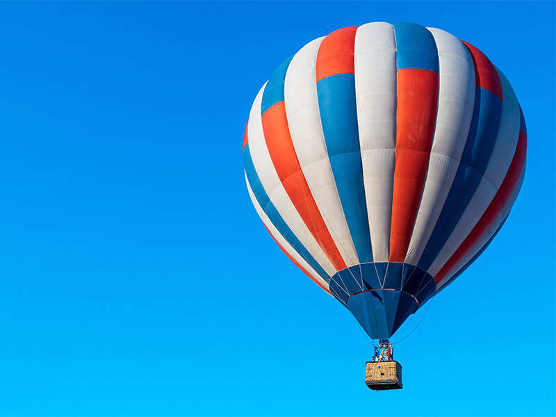 In mongolfiera tra il Parco del Ticino e Milano: volo pomeridiano per 2 con aperitivo