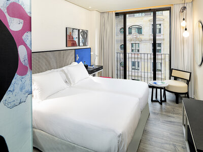 Caja H10 Art Gallery 4*: 1 noche en habitación superior con desayuno para 2