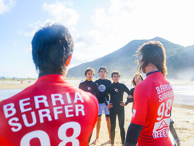 Caja regalo Berria Surf School & Camp: 1 clase de surf de 90 min para 2