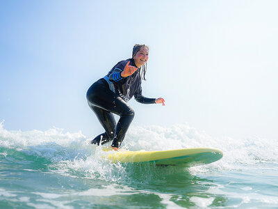 Caja regalo Berria Surf School & Camp: 2 noches en surf house y 2 clases de surf de 90 min para 2