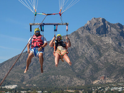 Caja ¡A volar!: 1 vuelo doble en parasailing de 12 minutos para 2