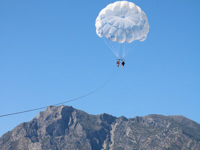 ¡A volar!: 1 vuelo doble en parasailing de 12 minutos para 2