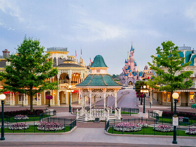 Disneyland® Paris: Medium Summer-tickets voor 2 personen en 1 kind (2 parken)
