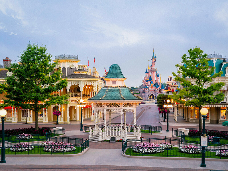 Disneyland® Paris entrée Medium Summer pour 2 adultes et 1 enfant (2