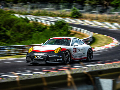 Rasante Action: Renntaxifahrt auf der Rennstrecke von Spa-Francorchamps