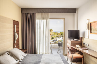 Caja AQUA Hotel Silhouette & Spa - Adults Only 4*, Costa Brava: 1 noche premium con desayuno