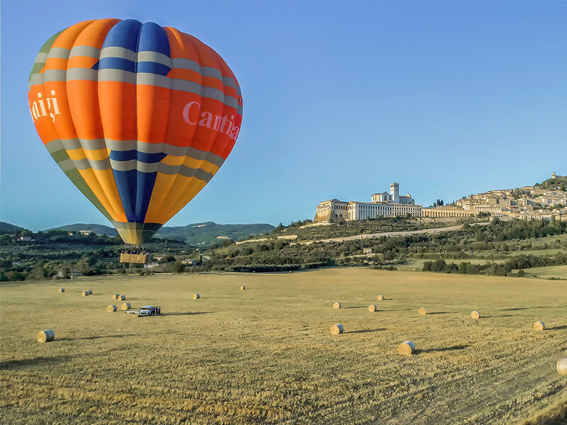 Volo in mongolfiera su Assisi con colazione tipica umbra e degustazione vini per 1 persona