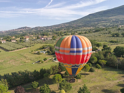 Cofanetto Volo in mongolfiera su Assisi con colazione tipica umbra e degustazione vini per 1 persona