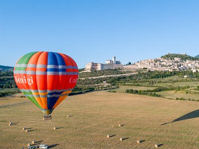 Assisi dall’alto: volo in mongolfiera con colazione tipica umbra e degustazione vini per 2