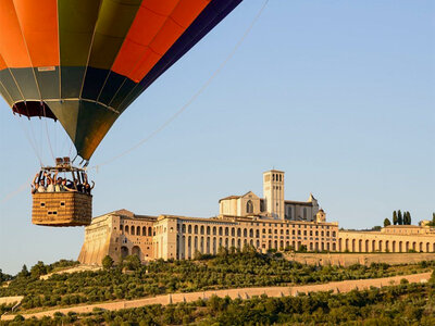 Cofanetto Assisi dall’alto: volo in mongolfiera con colazione tipica umbra e degustazione vini per 2