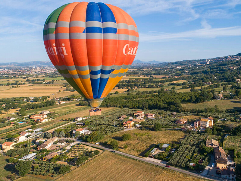 Assisi dall’alto: volo in mongolfiera con colazione tipica umbra e degustazione vini per 2