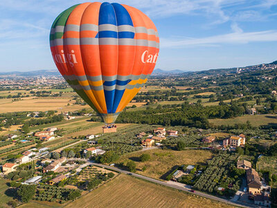 Cofanetto regalo Assisi dall’alto: volo in mongolfiera con colazione tipica umbra e degustazione vini per 2