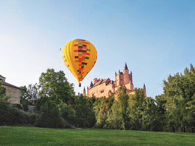 Caja regalo Vuelo en globo en Segovia, brunch y reportaje para 2 personas