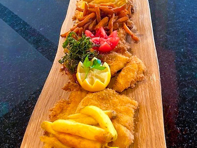 Cofanetto regalo 1 metro di schnitzel per 6 amici allo Schnitzel Festival nei pressi di Zurigo