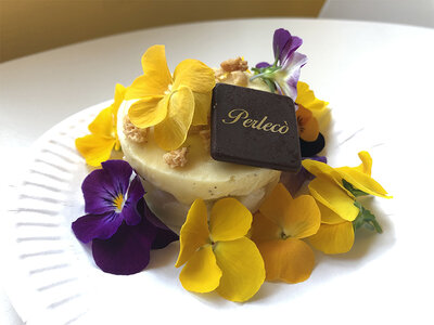 Cofanetto regalo Delizie in riva al mare ad Alassio: degustazione di 5 gelati gourmet ai fiori per 2 persone