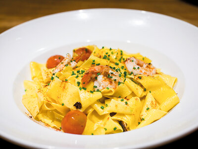 Saratoga, Girona: 1 menú de entrante, principal, postre y vino para 2