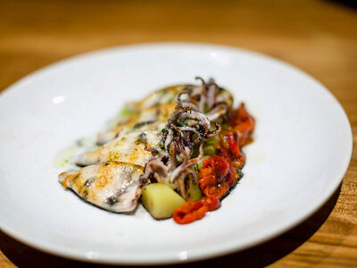 Caja Saratoga, Girona: 1 menú de entrante, principal, postre y vino para 2