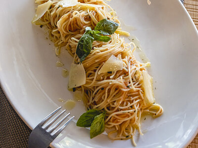 Caja Saratoga Ctra Barcelona: 1 menú con bebidas para 2 personas