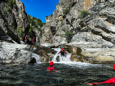 Coffret Demi-journée de canyoning dans le Parc naturel des Monts d'Ardèche pour 1 adulte et 1 enfant