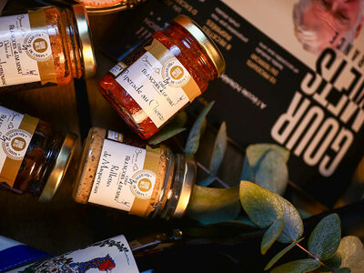 Panier gourmand L'Étoilé à domicile : piperade, rillettes, terrines, pâte à tartiner et vin