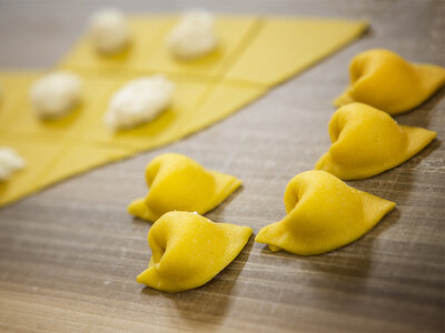 Cofanetto regalo L’arte della pasta a Faenza: workshop sui cappelletti con degustazione e calice di vino