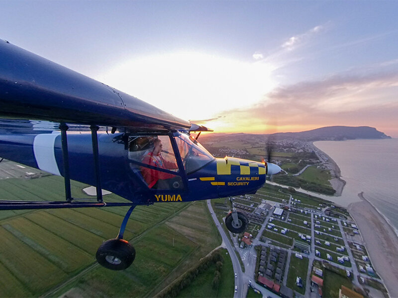 Volo in ultraleggero sulle Marche: avventura in ULM sul Monte Conero per 1 persona (1h)